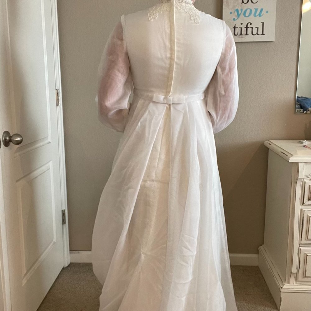 Vintage Lace Wedding Gown and Veil - Picture 2 of 15